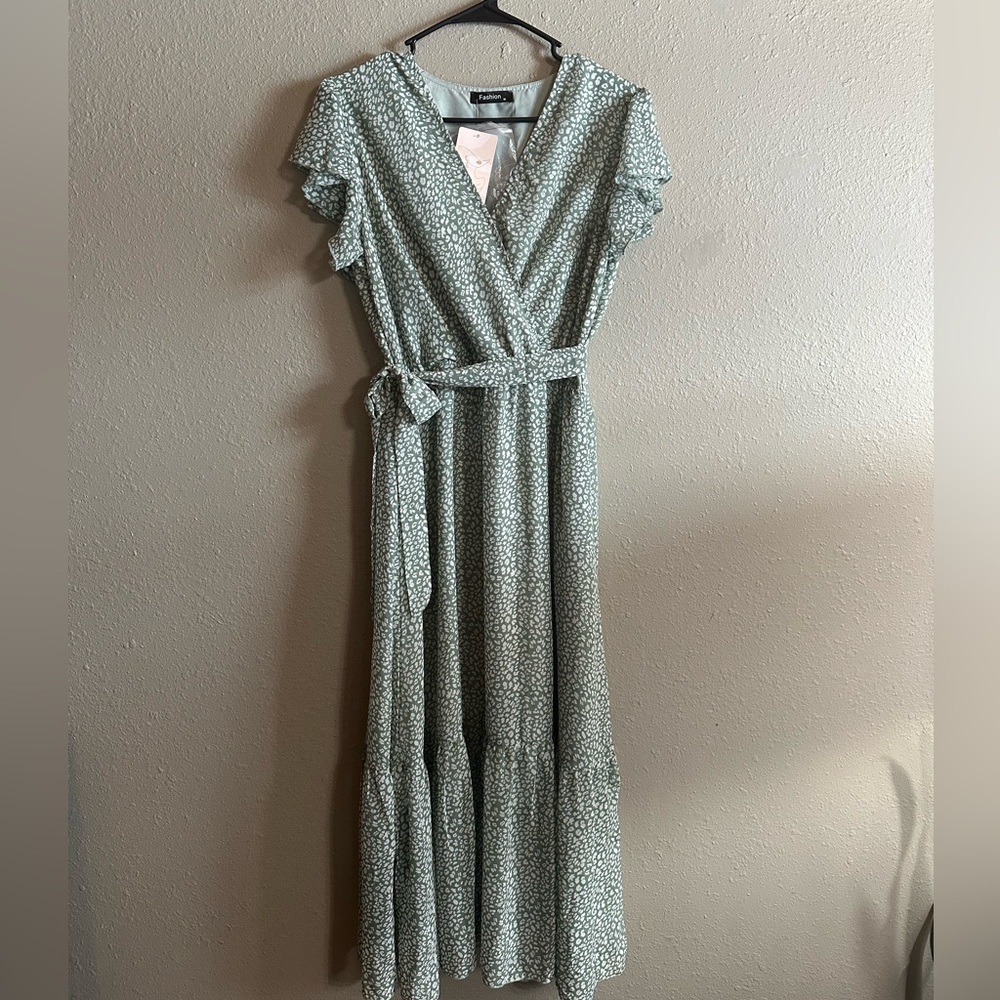 NWT Fashion Mint Green Floral Print Bohemian Ruffle Sleeve Maxi Dress. Size M